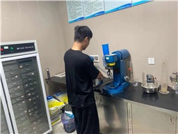 夏季聚羧酸減水劑易發(fā)霉變質(zhì)，可以如何解決？